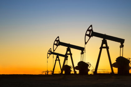 油井剪影在沙漠在日落，德克萨斯州，美国。