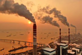 中国东部江苏省一家燃煤电厂的烟囱排放着浓烟。