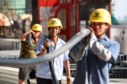 中国中铁农民工在淮安东站高铁施工现场劳动。