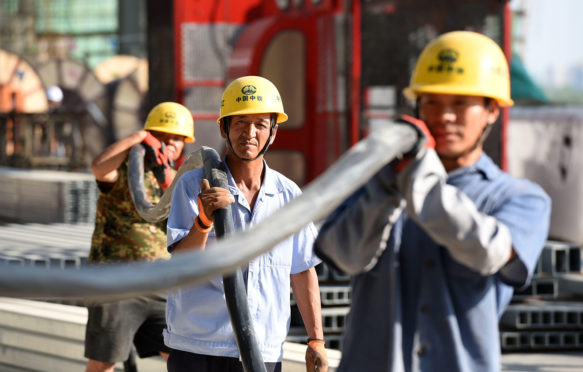 在Huai'an East火车站的建筑工地，用于高速铁路的中国移民工人。