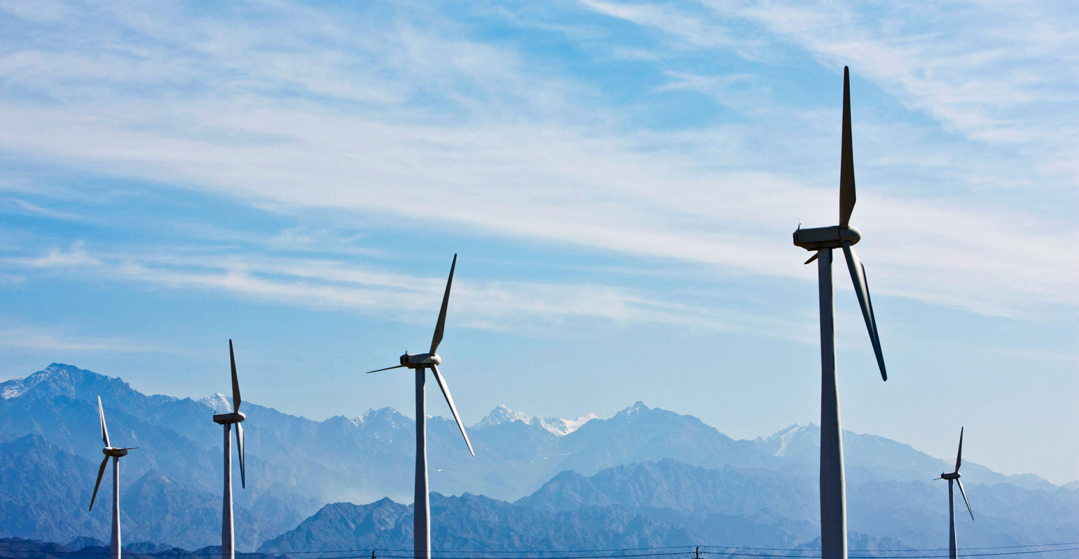 中国新疆维吾尔自治区达坂城风电场的风车。