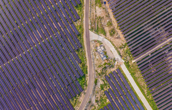 泰国太阳能农场太阳能电池板鸟瞰图。
