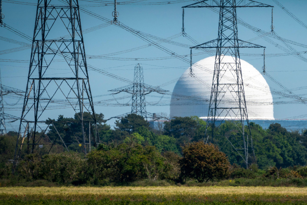 Siadewell B核电站通过扭曲热雾霾前面看到的几个电塔。