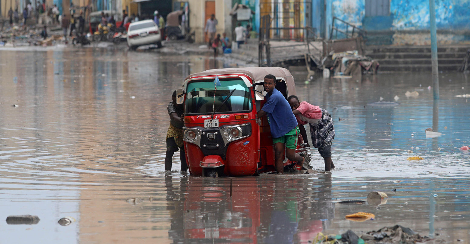 Somali-men-push-their-rickshaw-through-flood-waters-after-a-flash-flood-in-Mogadishu,索马里