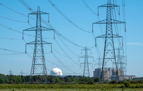 一线电力 - 塔架 - 来自-Sizewell-And-B型核电力 - 在远处