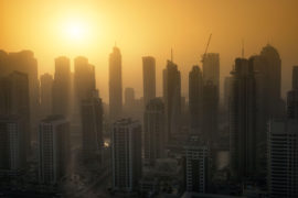 迪拜码头的摩天大楼与热霾日落时分。2017年5月。安德鲁鹿除股票的照片