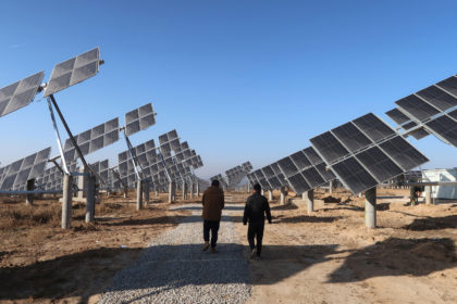12月11日，工人在陕西省铜川市某太阳能电站内行走。摄于2019年12月11日。来源:路透社/肖恩勇
