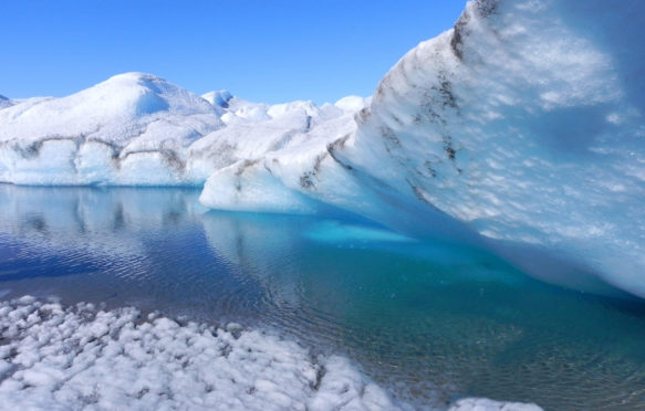 格陵兰岛正在融化的冰-内陆冰原上有蓝色海水的冰洞。