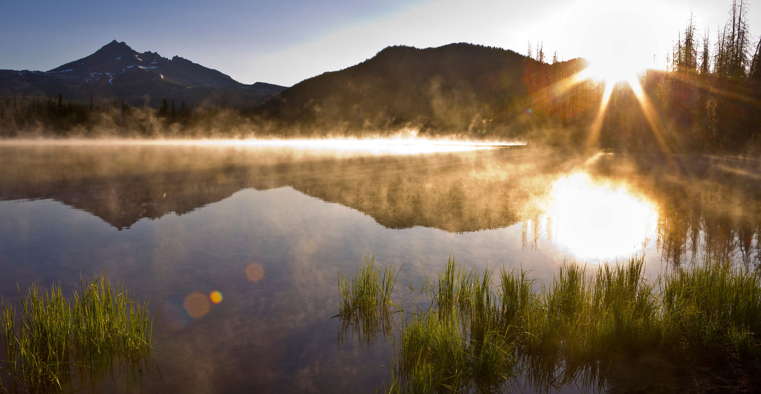 晨雾在火花湖的日出,俄勒冈州中部