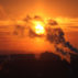 红阳光般的日落笼罩着烟草从植物 - 烟囱 - 在俄罗斯