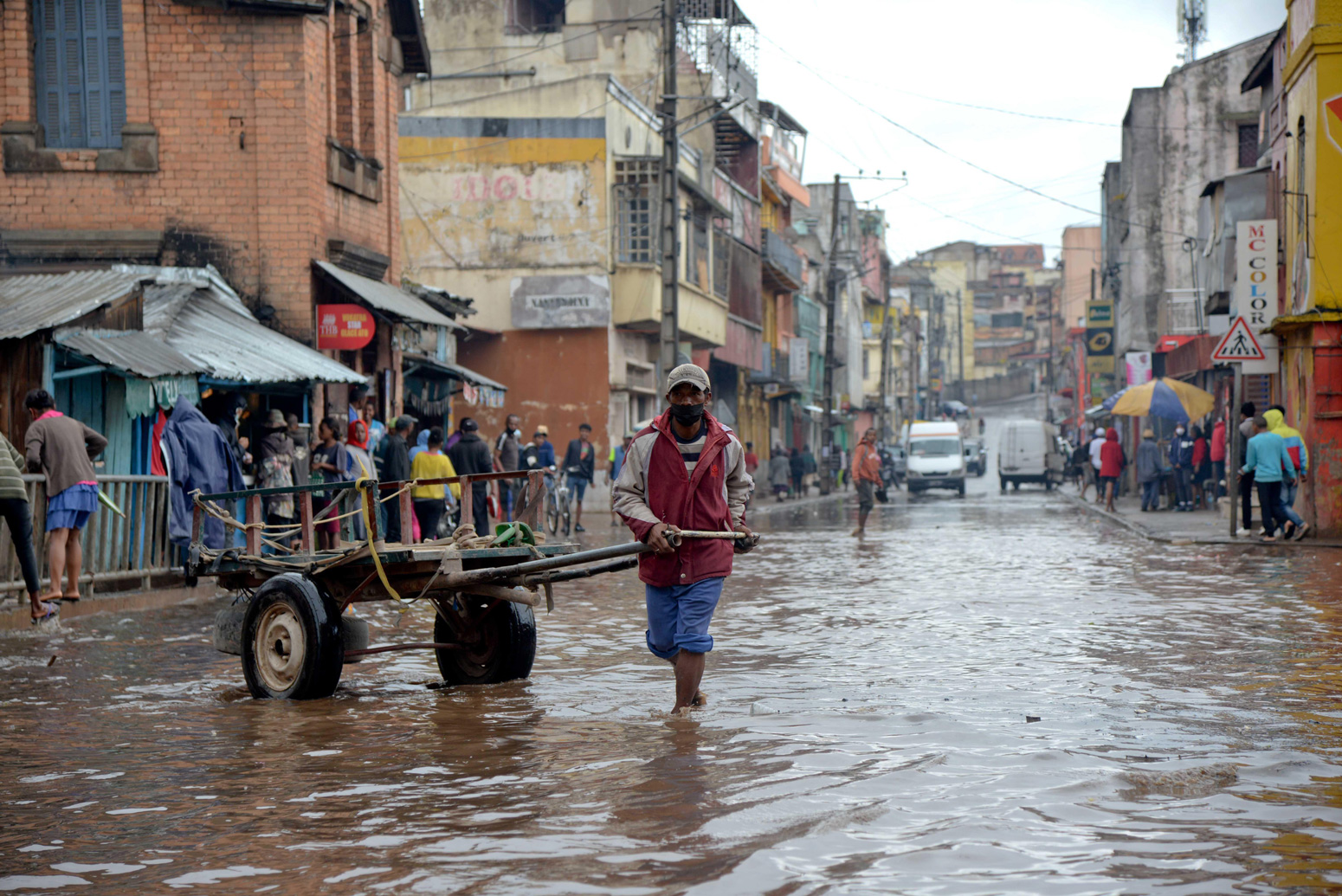 一个男人在被淹没的道路在马达加斯加,热带气旋Batsirai之后,2022年2月
