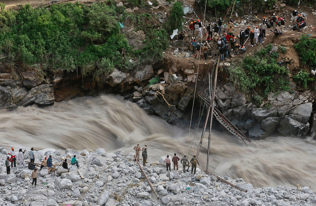 士兵试图修复一个临时人行桥在河Alaknanda被毁后,救援行动中Govindghat在喜马拉雅山脉的北阿坎德邦在2013年
