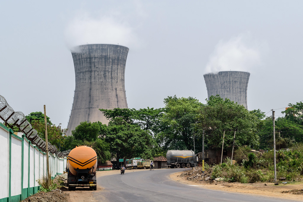The-cooling-towers-of-Mejia-thermal-power-station,印