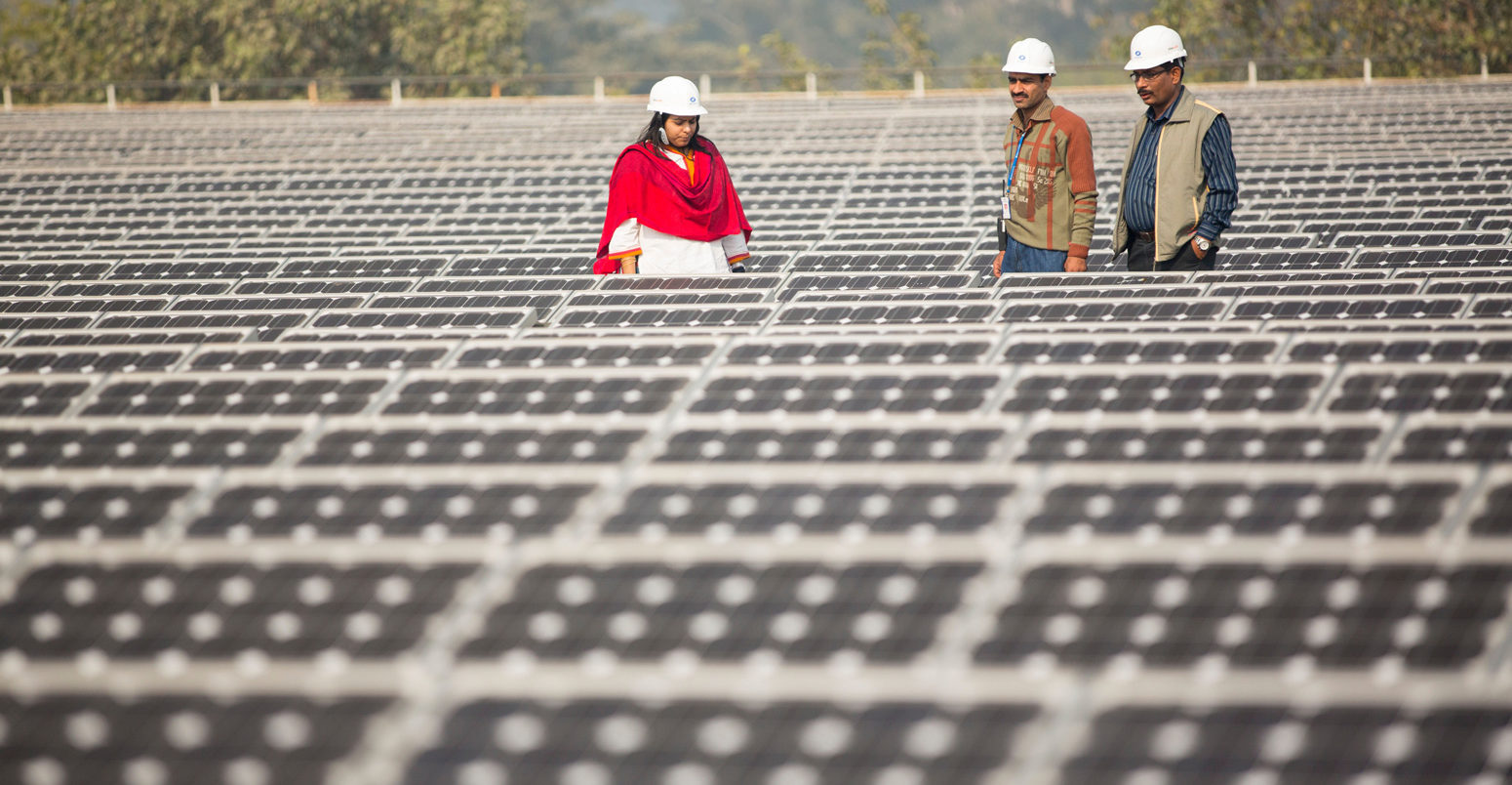Workers-at-a-1MW-solar-power-station-run-by-Tata-Power-on-the-roof-of-an-electricity-company-in-Delhi,印