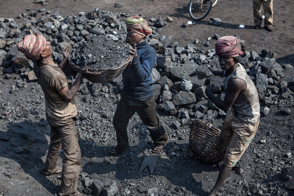 在恰尔肯德邦印度工人开采煤炭