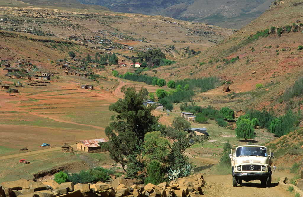 一辆食品援助卡车在前往莱索托一个偏远村庄的途中遭遇干旱