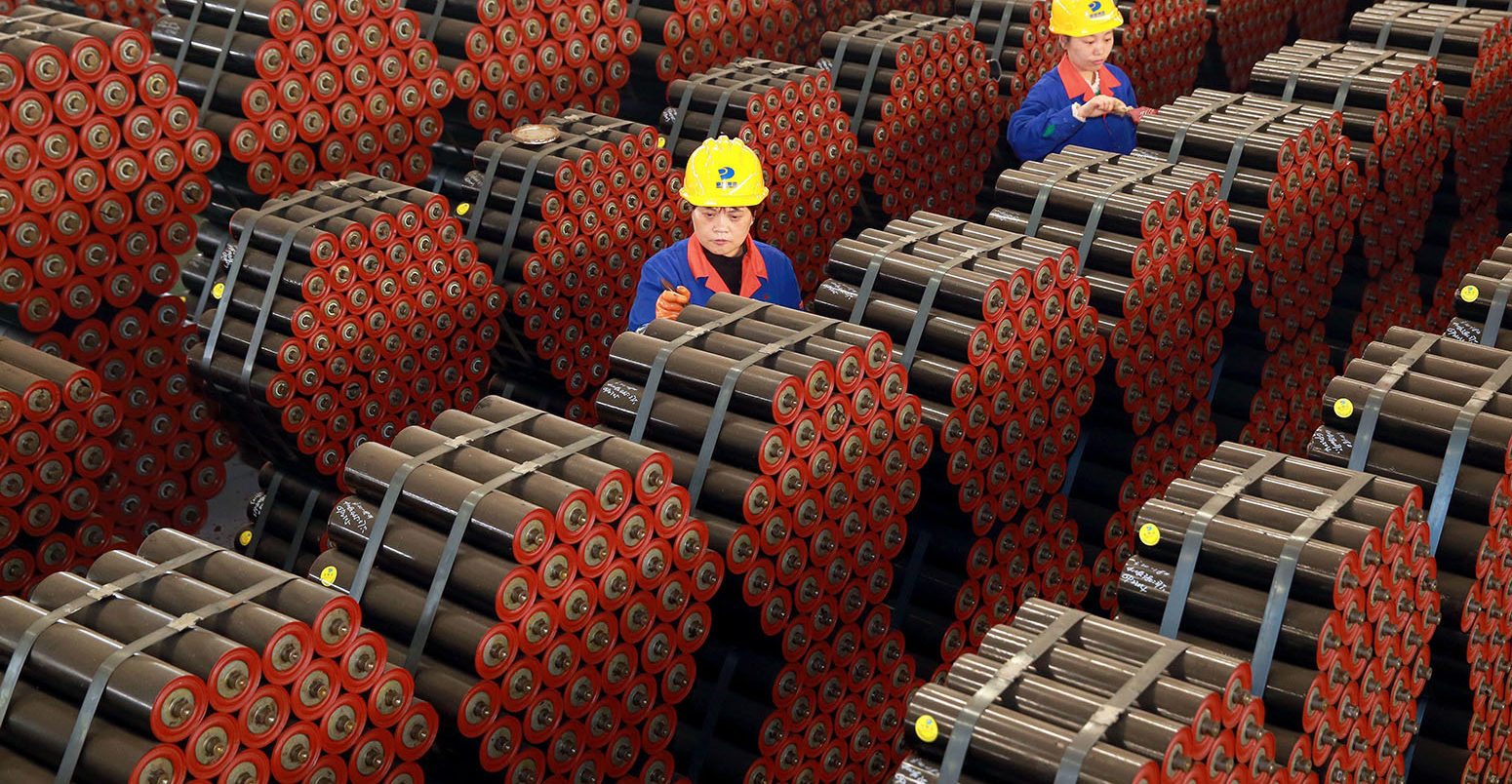 工厂工人在桐城，中国，11月17日2020年。信用：costfoto / alamy股票照片。