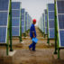 一个工人检查太阳能板在敦煌的太阳能农场
