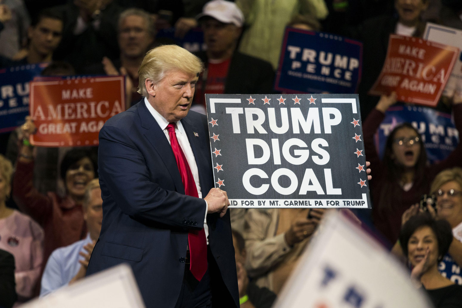 唐纳德特朗普持有特朗普在宾夕法尼亚州的集会上挖掘煤炭标语牌