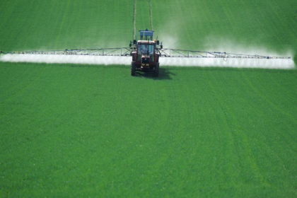 在法国，肥料被喷洒在农作物上