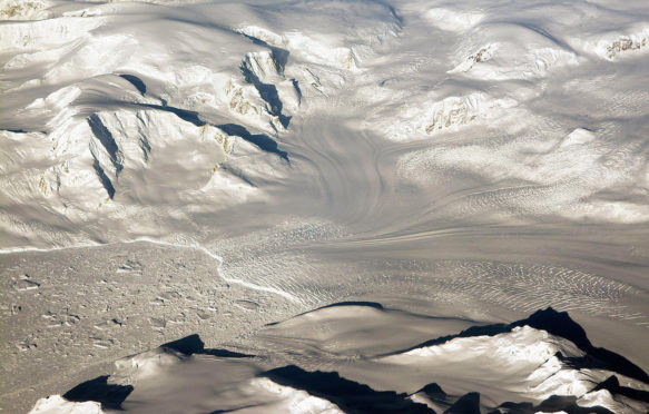 冰川和山脉 - 在晚上阳光下，享受冰桥 -  Research-Flight，-Returning-From-West-antarctica编辑