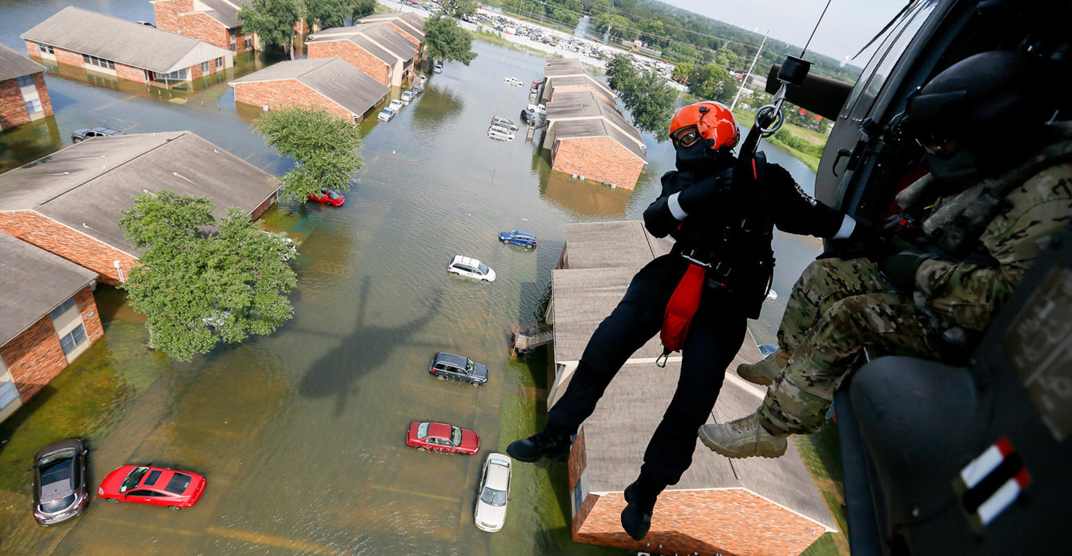 南卡罗来纳的直升机水上救援队的成员在飓风哈维在德克萨斯州
