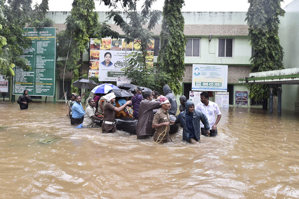 在印度钦奈举行的救援人员疏散人们安全的地方