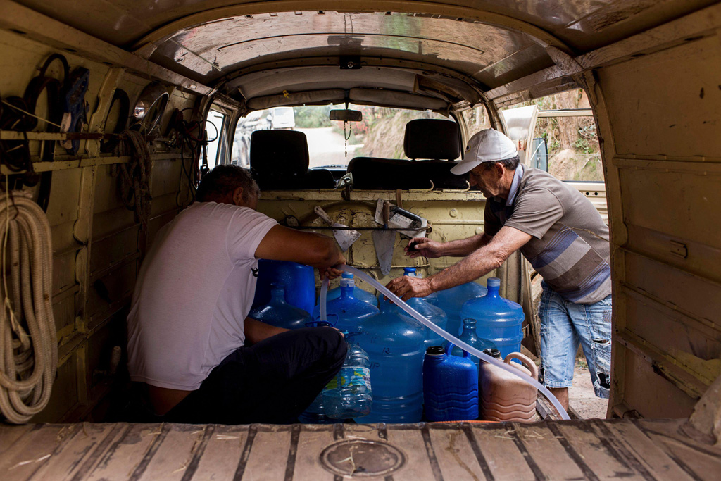 圣保罗的居民在家中获得水由于配给在创纪录的干旱
