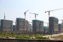 中国江苏省扬州市正在建设新公寓。资料来源:Charles O. Cecil / Alamy Stock Photo。