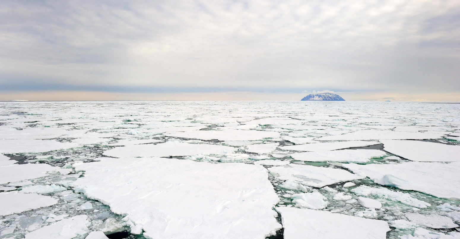 南极洲罗斯海的一个小岛，前景是浮冰