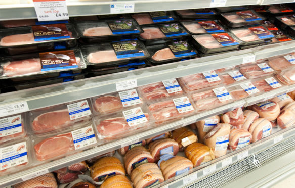英国一家超市货架上的熏肉和猪肉