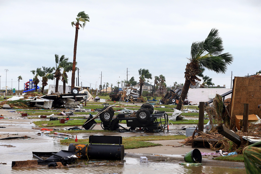活动房屋公园被摧毁哈维降落在飓风过后阿兰萨斯港,德克萨斯州