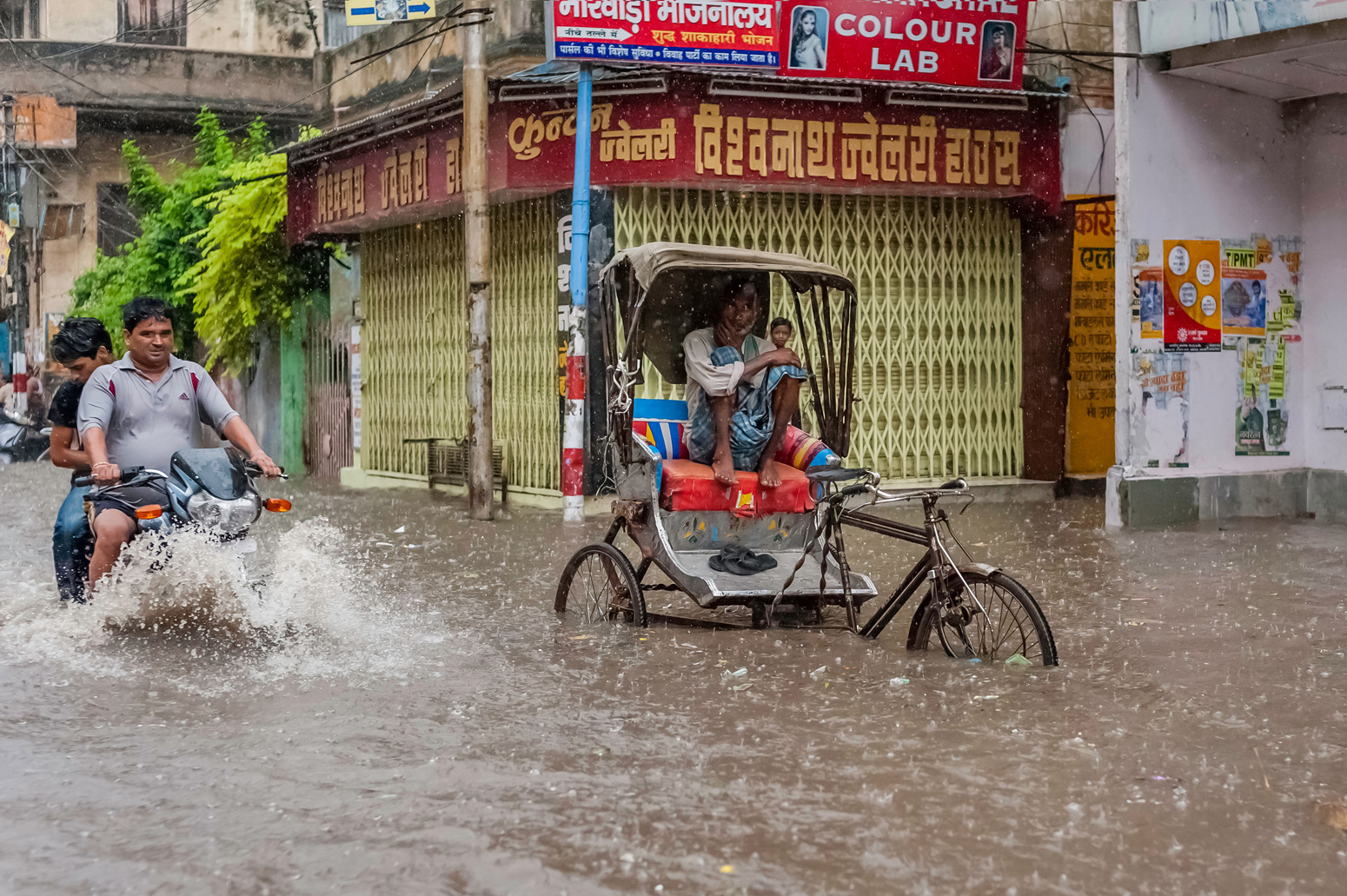 Monsoon-rain-and-flash-flood-in-Varanasi,印
