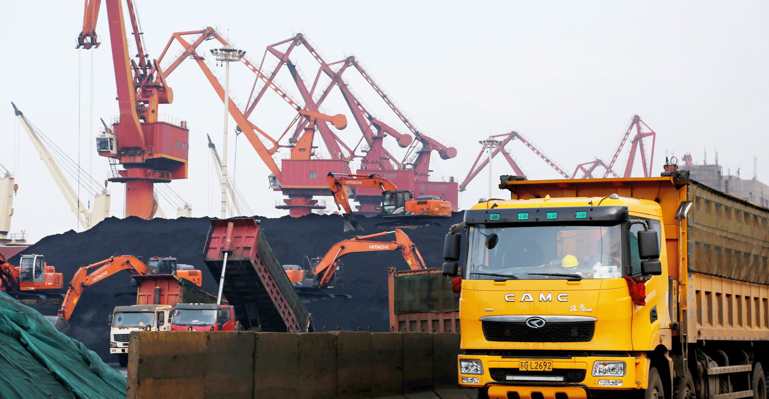 连云港连云港港的几艘船卸货和运输煤炭。