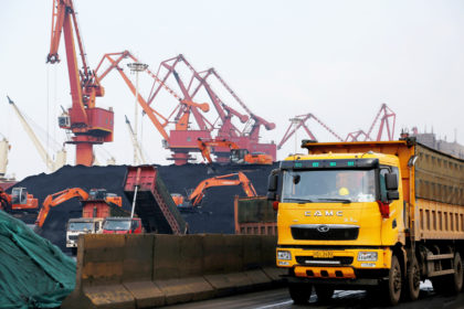 几艘船在连云港港口卸货和运输煤炭。