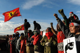 示威者封锁公路抗议活动中对计划通过曼丹达科他访问印度Reservation_2CMRP74管道站附近的岩石
