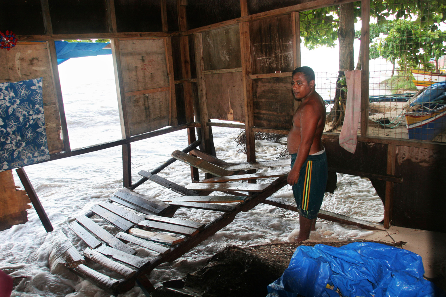 洪水摧毁了太平洋基里巴斯岛上的一座房屋