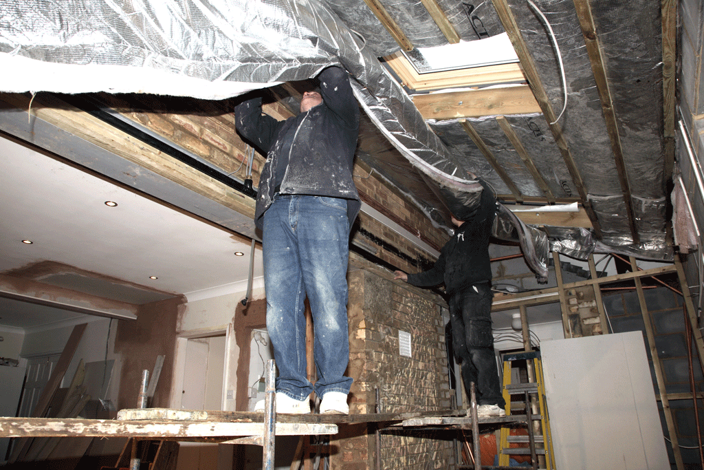 安装的箔屋顶保温在英格兰国内房地产