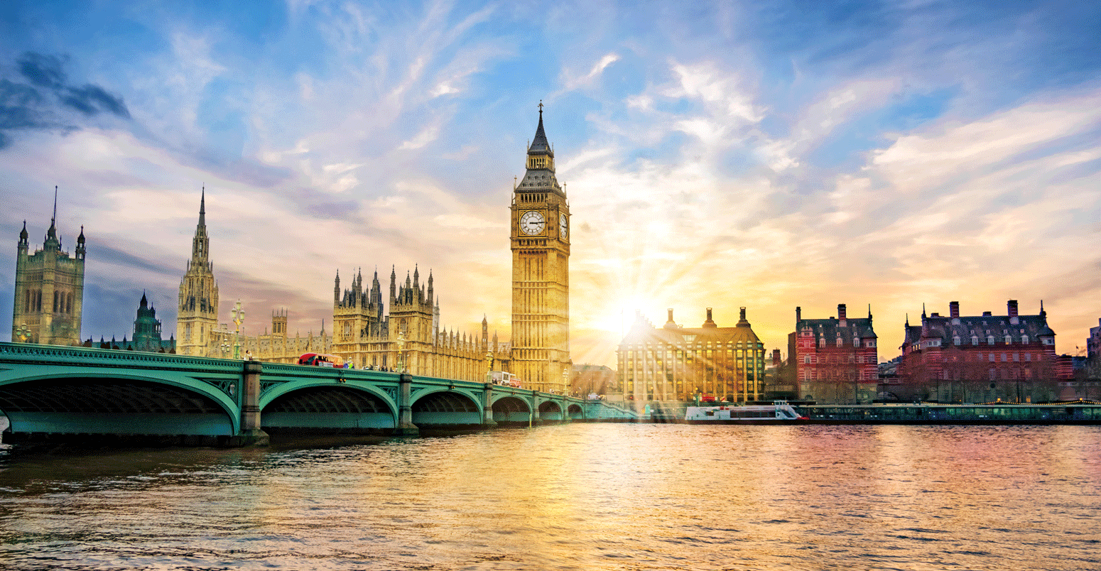 日落时分的大本钟和威斯敏斯特桥的伦敦城市景观