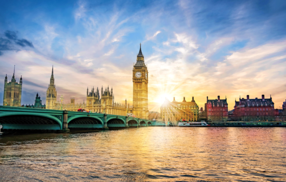 伦敦城市景观与大本钟和威斯敏斯特桥在日落