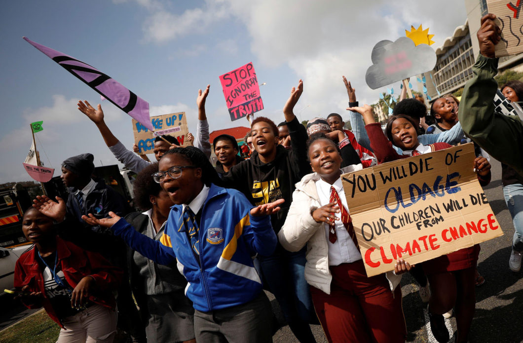 在开普敦，年轻的活动人士参加了“为未来的星期五”全球气候罢工活动。图片来源:路透社/ Alamy Stock Photo。