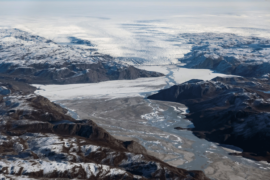 冰川冰盖的边缘,融化的水和泥见康克鲁斯瓦格北部,格陵兰岛