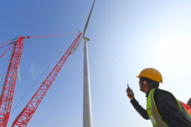技术工人在中国楚州北部的南北区的Zhangpuying风电场安装设备