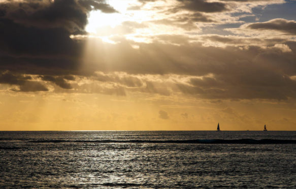 下午云与太阳光在太平洋在檀香山,夏威夷