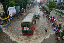 在孟加拉国，车辆试图通过被洪水淹没的达卡街道