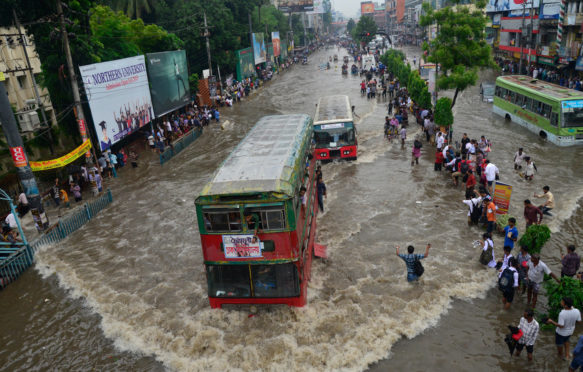 车辆通过淹没了达卡街头Bangladesh_F1D308试驾车