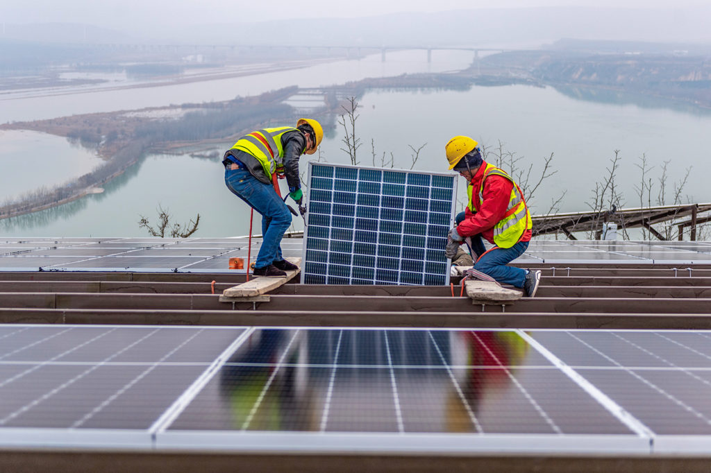 工人于2022年1月7日在中国北部山西省的Yuncheng City的Ruicheng County安装太阳能电池板。信贷：东方形象