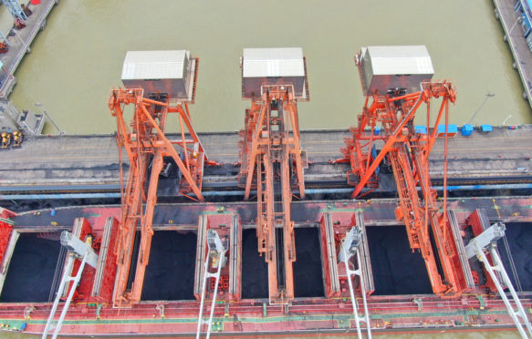 中国江苏省南东的一个港口卸载煤炭