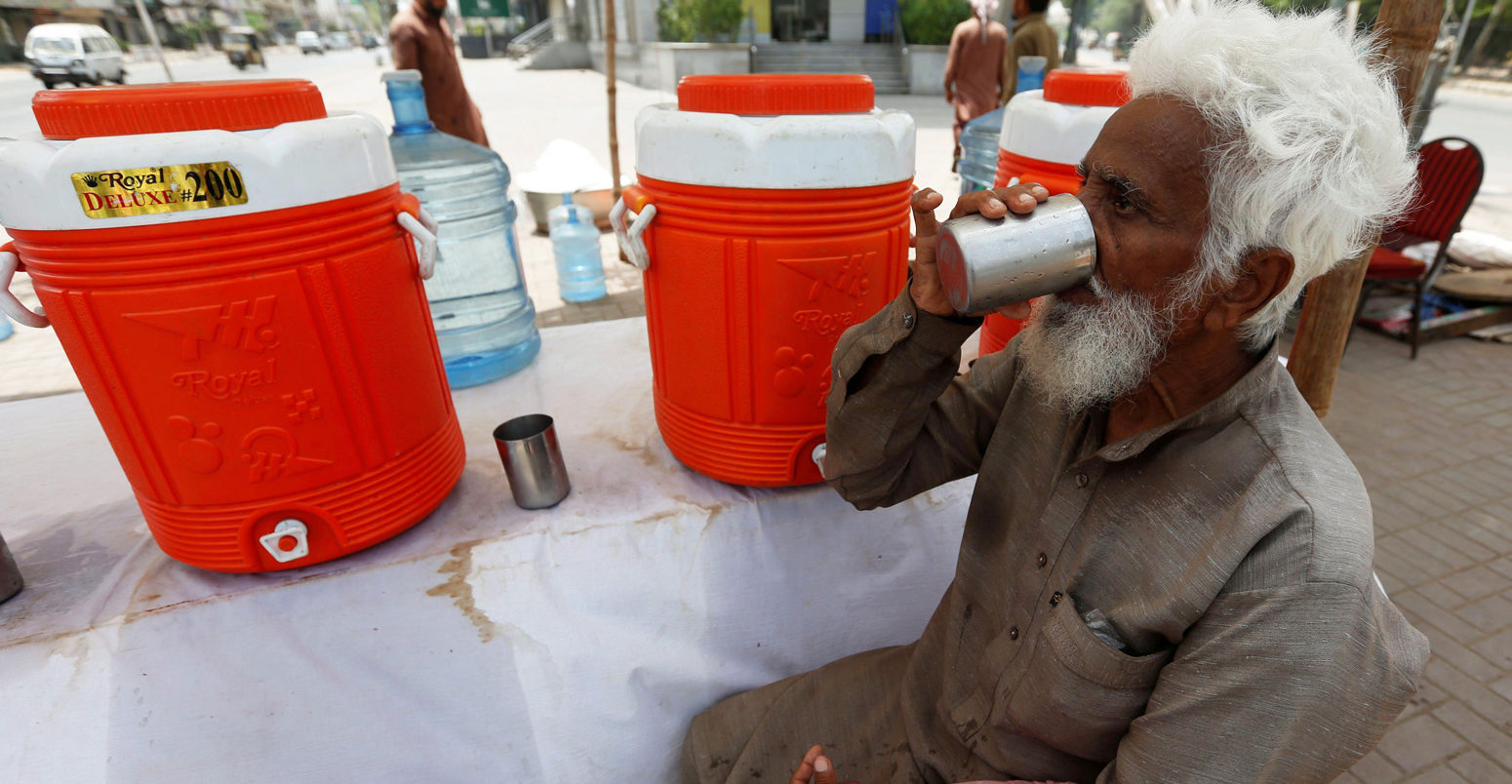 巴基斯坦卡拉奇的一个配水点在热浪中。