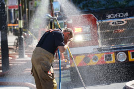 消防员冷却后与火在炎热的天气里在蒙特利尔,加拿大2021年6月
